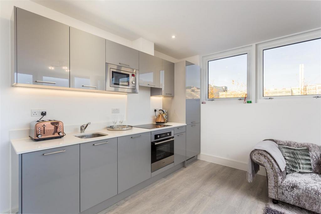 0611201814 SMITH Show Flat, Flat 16 Towergate Hous