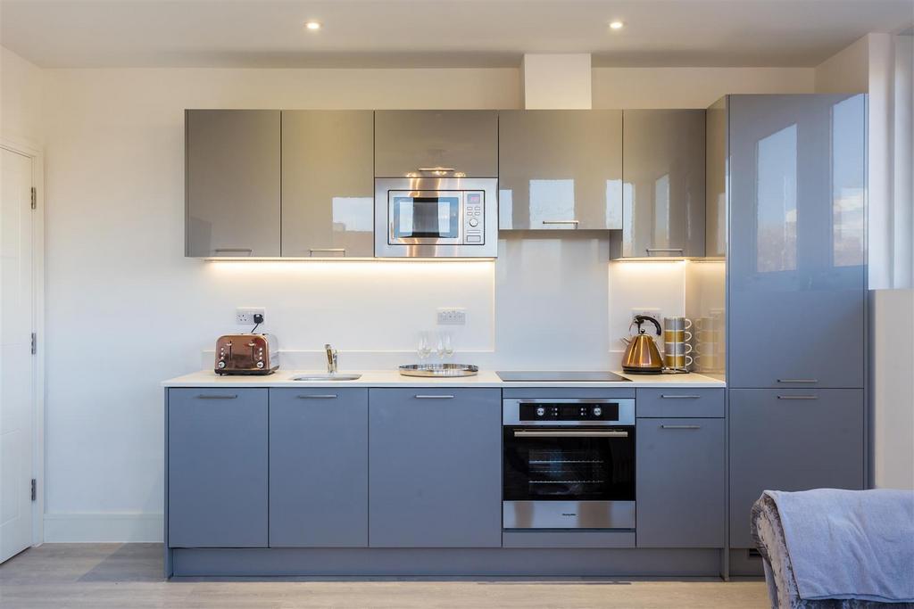 0611201814 SMITH Show Flat, Flat 16 Towergate Hous