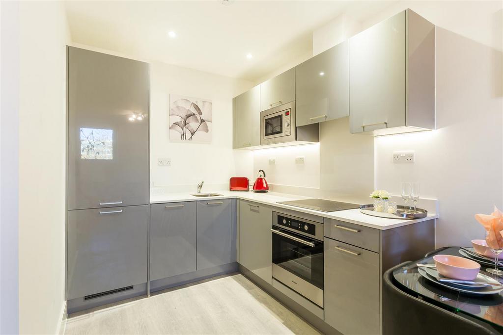 0611201815 SMITH Show Flat, Flat 17 Towergate Hous