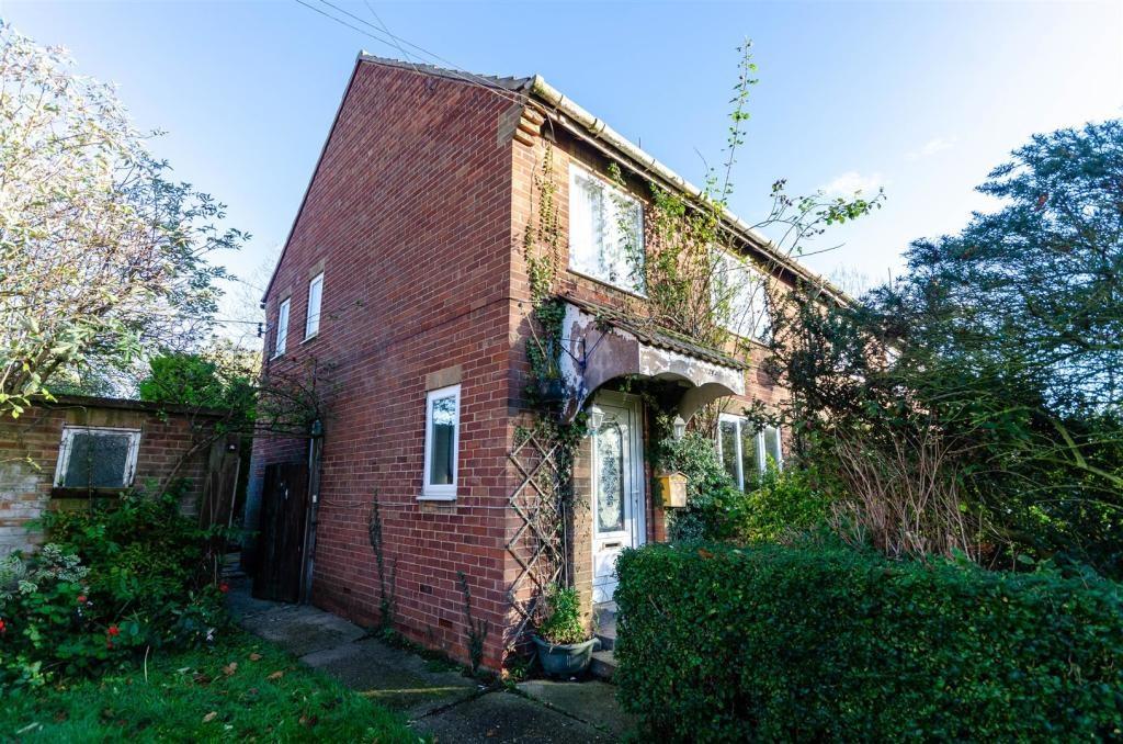 Kelk Villas, Welwick, Hull, HU12 3 bed terraced house £128,000