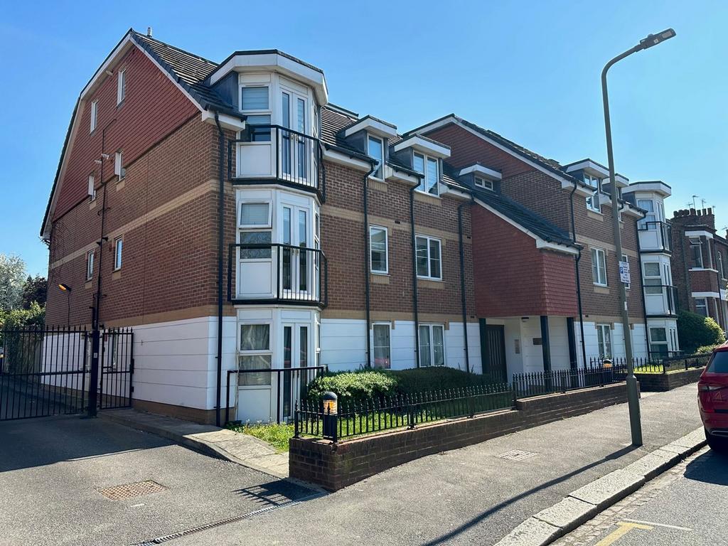 Granville Road, London, NW2 2 bed apartment £2,200 pcm (£508 pw)