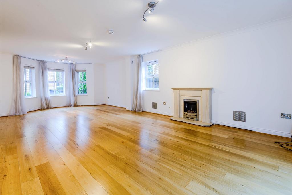 London Road, Englefield Green, Egham, Surrey, TW20 5 bed detached house