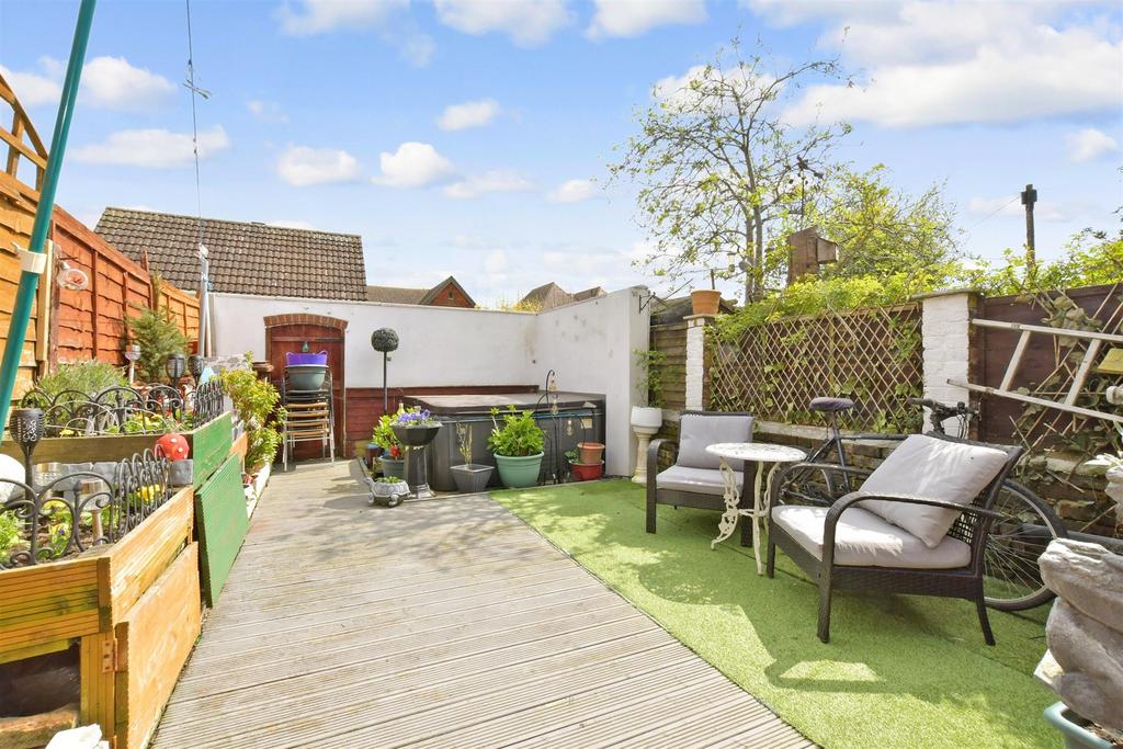 Linden Road, Littlehampton, West Sussex 3 bed end of terrace house for