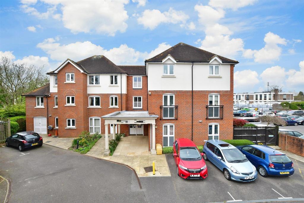 Massetts Road, Horley, Surrey 2 bed flat for sale £215,000