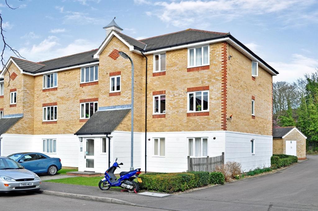 Chipstead Close Belmont Sutton SM2 6BE 2 bed apartment £1,600 pcm (£369 pw)