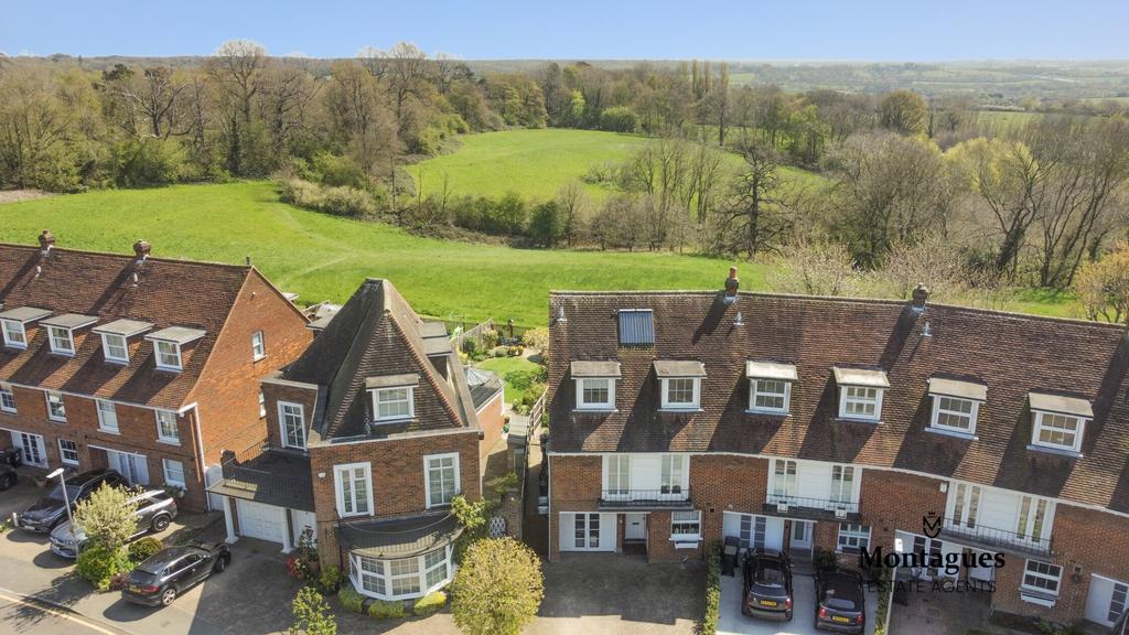 Theydon Grove, Epping, CM16 4 bed townhouse for sale £895,000