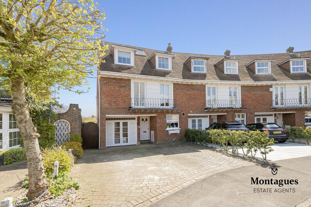 Theydon Grove, Epping, CM16 4 bed townhouse for sale £895,000