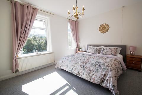 46 Central Avenue, Greenfield, Oldham, OL3 7DH