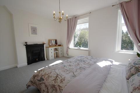 46 Central Avenue, Greenfield, Oldham, OL3 7DH
