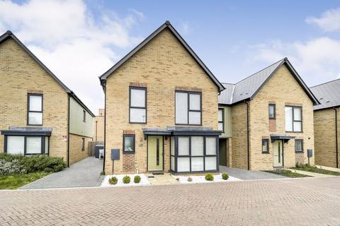 25 Falcon Way, South Ockendon, RM15 5FW