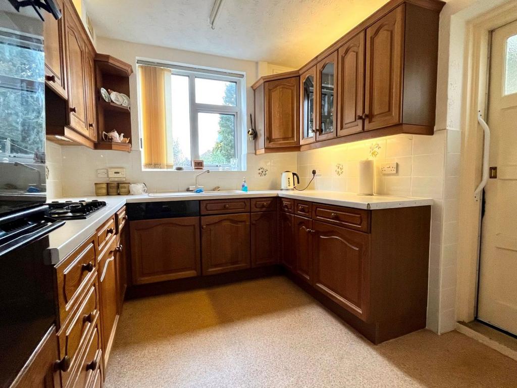 Westone Avenue, Westone, Northampton NN3 3JQ 3 bed semidetached house