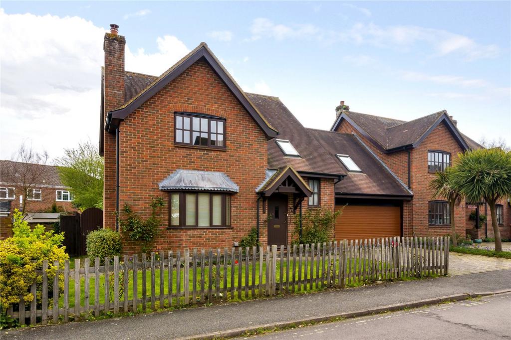 Riverside Gardens, Romsey, Hampshire... 4 bed link detached house £