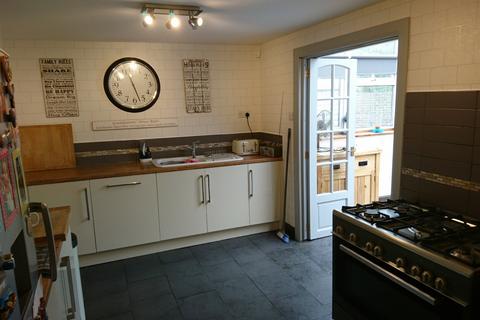 20 Chestnut Close, Edenbridge, TN8 5JJ
