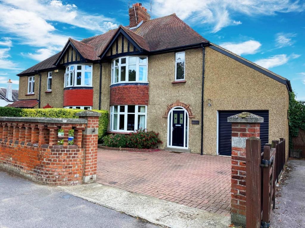 Borden Lane, Sittingbourne 5 bed semidetached house £1,875 pcm (£433 pw)