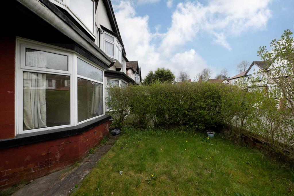 Winchester Avenue, Prestwich 3 bed semidetached house £1,050 pcm (£
