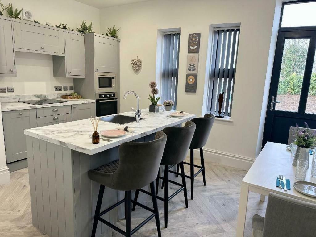 Cliff Oaks, Fawcett Lane, Leeds LS12 3 bed semidetached house for sale