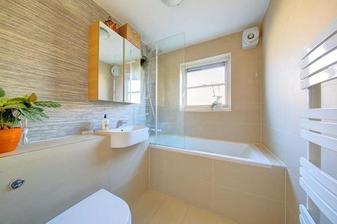 1 bedroom apartment to rent, Thorne Road, SW8