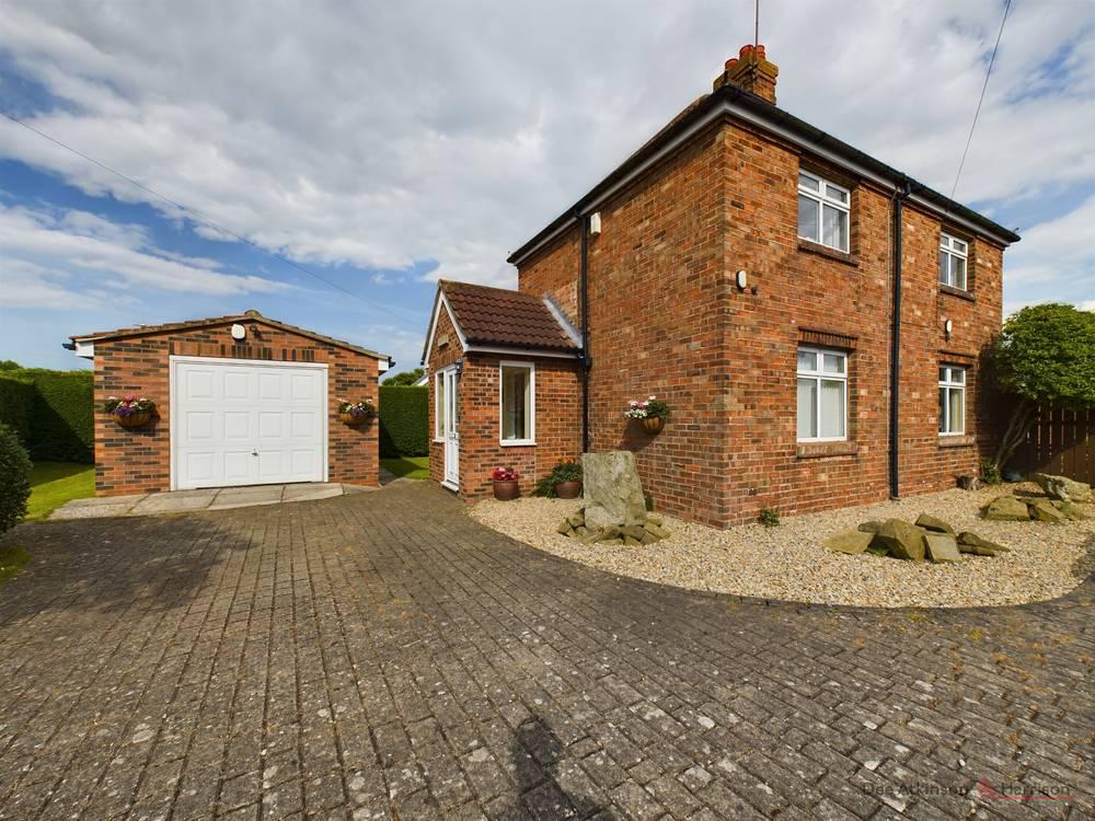 Miles Lane, Leconfield, HU17 7NW 3 bed detached house for sale £425,000