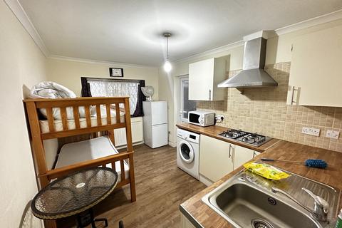 Studio to rent, Minterne Avenue, Southall, Middlesex, UB2