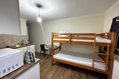 Studio to rent, Minterne Avenue, Southall, Middlesex, UB2