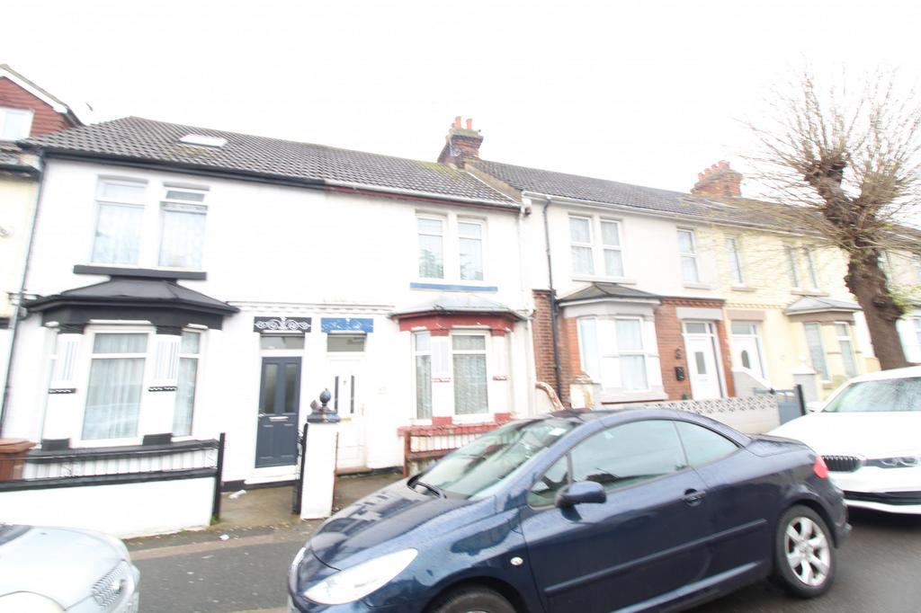 Toronto Road, Gillingham, Kent, ME7 3 bed terraced house £250,000