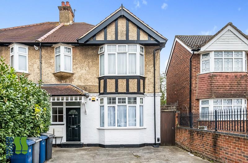 Fairfield Crescent, Edgware, Greater London. HA8 9AH 2 bed