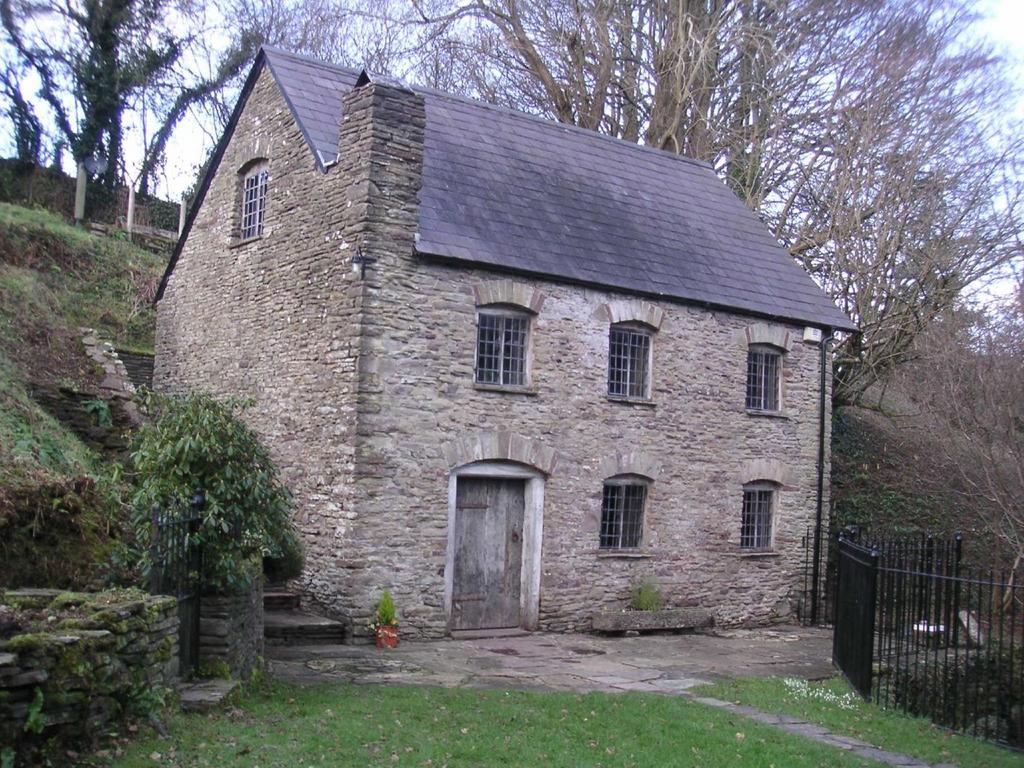 Nant Y Banw Lane, Usk, Llantrisant 2 bed detached house £950 pcm (£