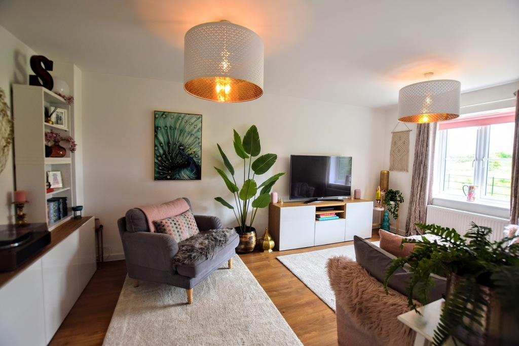 Lounge 1.JPG