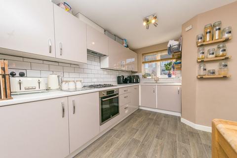 3 bedroom semi-detached house for sale - Thorpe View, Leeds
