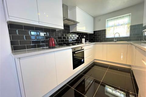 5 bedroom house share to rent, Spencer Road, London W3