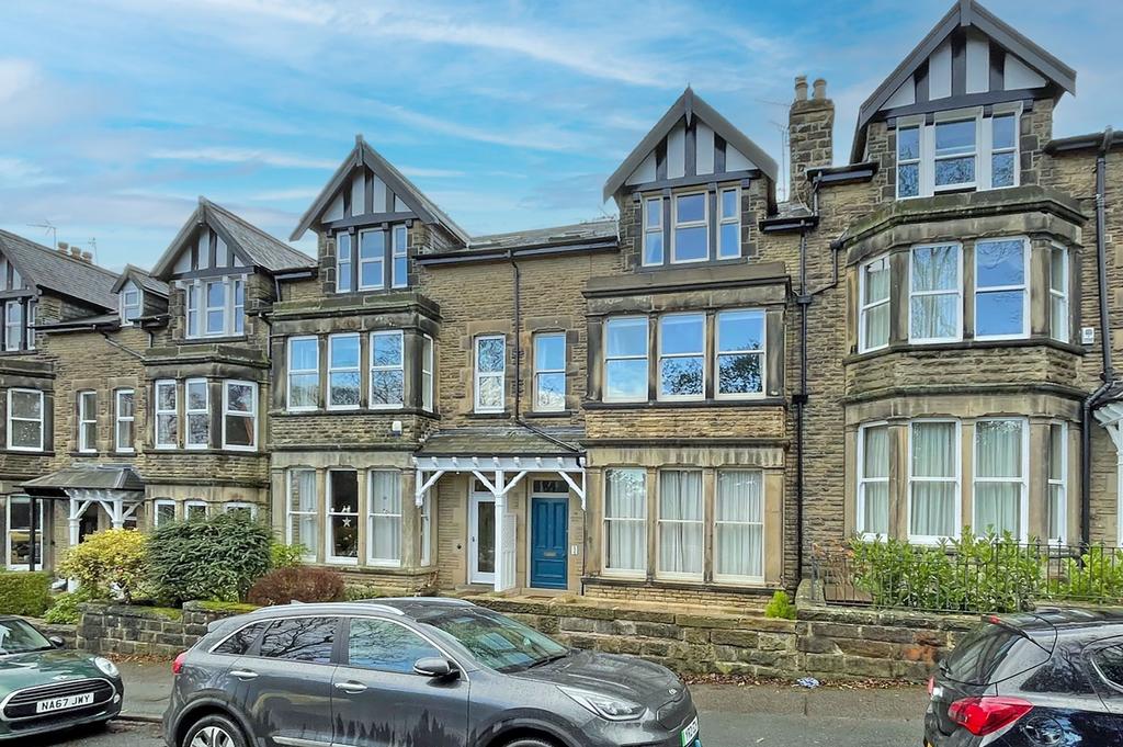 Harlow Moor Drive, Harrogate, HG2 3 bed apartment £1,850 pcm (£427 pw)