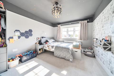 34 Great Barn Crescent, West End, Woking, GU24 9FX