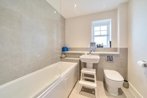 34 Great Barn Crescent, West End, Woking, GU24 9FX