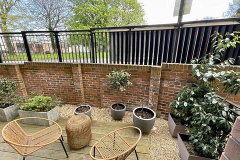 1 bedroom ground floor flat for sale - Century House, Station Road, Horsham, West Sussex