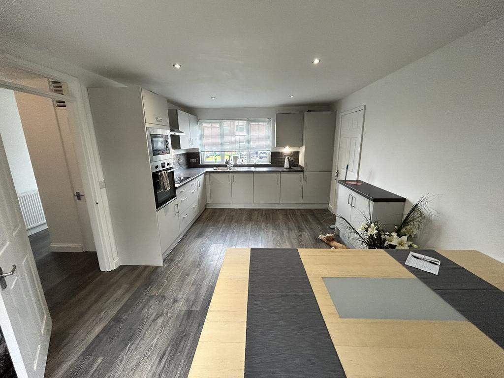Oakdale Court, Downend BS16 4 bed detached house £1,700 pcm (£392 pw)