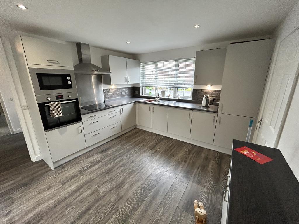 Oakdale Court, Downend BS16 4 bed detached house £1,700 pcm (£392 pw)