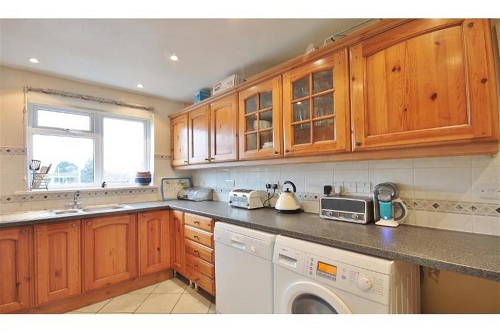 Cowley Road, Littlemore, Oxford, OX4 4 bed semidetached house £2,400