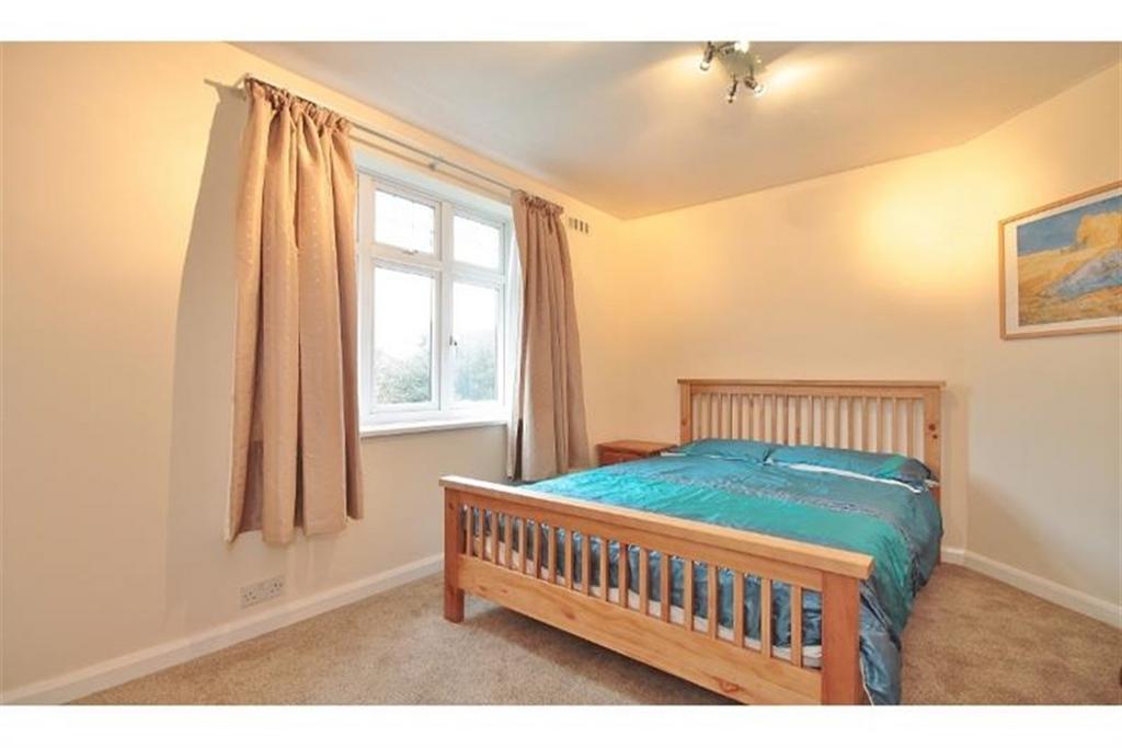 Cowley Road, Littlemore, Oxford, OX4 4 bed semidetached house £2,400