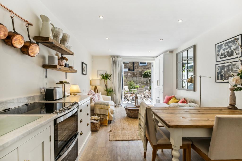 Stormont Road, London, SW11 2 bed apartment for sale £760,000