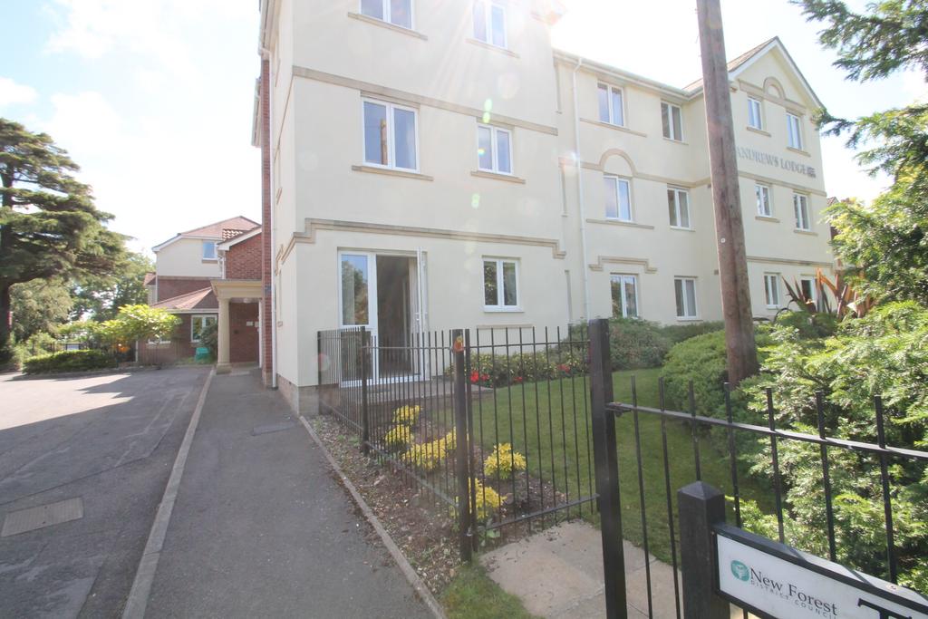 Tylers Close, Lymington SO41 1 bed retirement property £795 pcm (£183 pw)