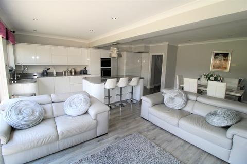 139 Corbets Tey Road, Upminster, RM14 2AX