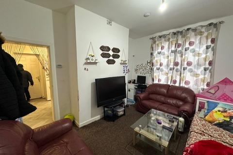 3 bedroom end of terrace house to rent, Oscar Street, Manchester M40