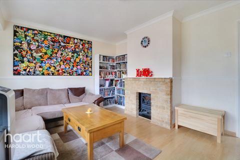 47 Archway, Romford, RM3 7EB