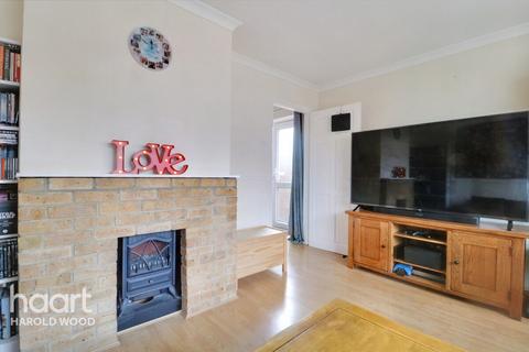47 Archway, Romford, RM3 7EB