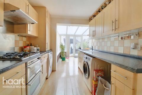 47 Archway, Romford, RM3 7EB