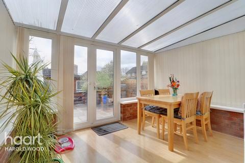 47 Archway, Romford, RM3 7EB