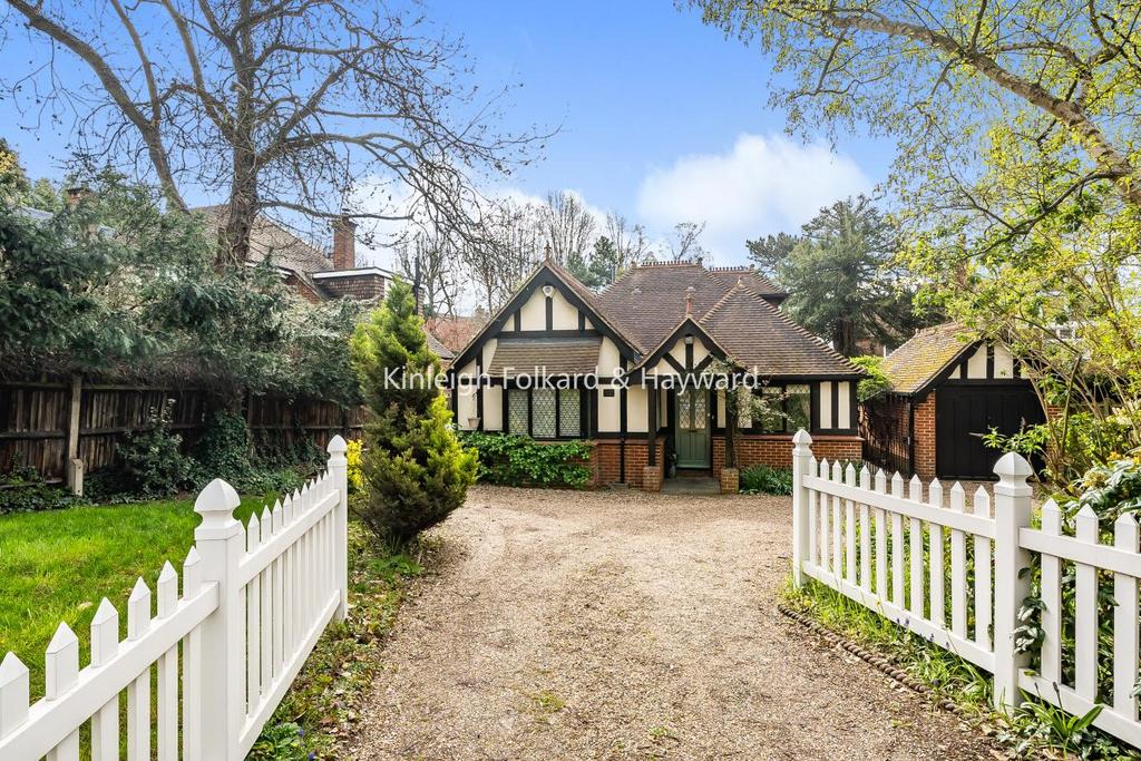 Chislehurst Road, Bickley 3 bed detached house for sale £870,000