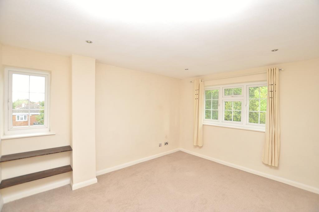 Lyn Court, Ferndown Close, Guildford, Surrey, GU1 1 bed apartment £1,000 pcm (£231 pw)