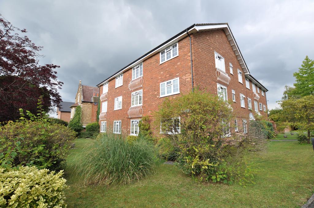 Lyn Court, Ferndown Close, Guildford... 1 bed apartment £1,100 pcm (£254 pw)