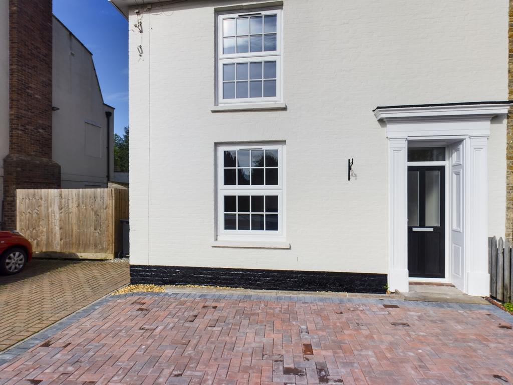 Mill Road, Maldon, Essex, CM9 3 bed semidetached house £1,750 pcm (£